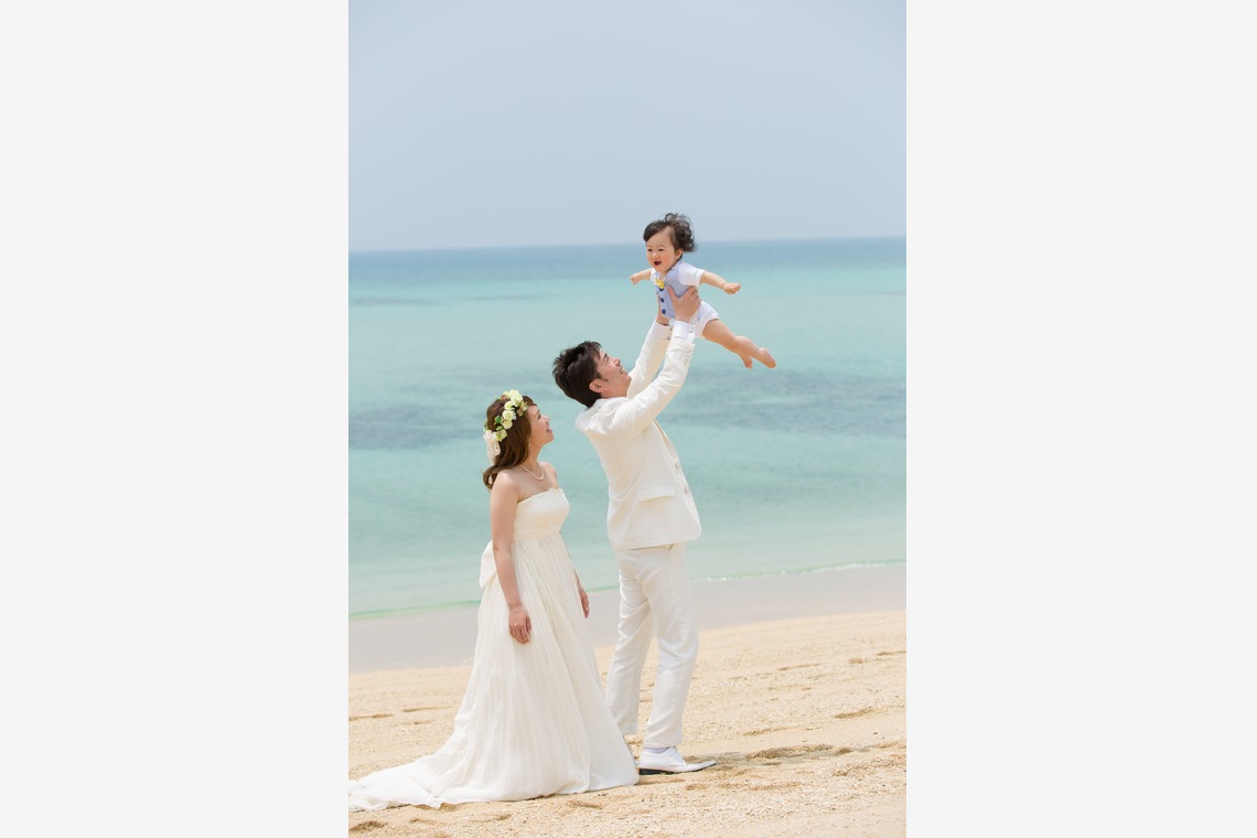 ウエディングラウンジが撮影した「ビーチフォトウェディング」の写真