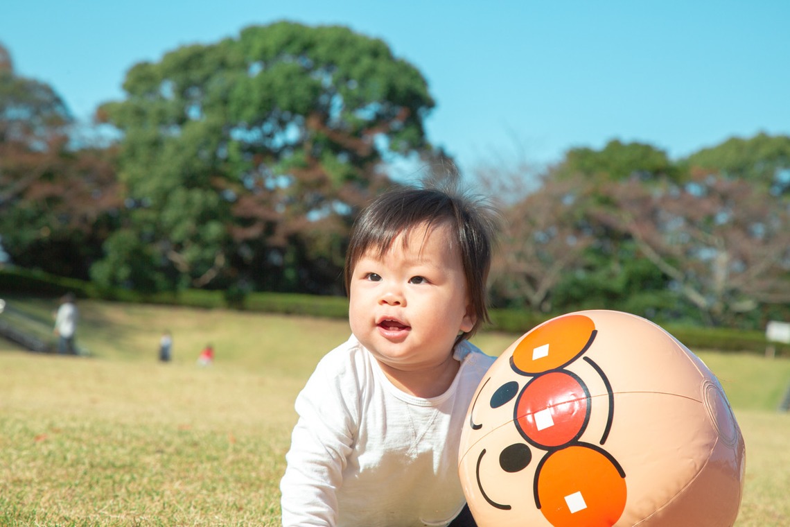 ゆのみふぉとが出張撮影した家族写真(キッズ,ベビーフォト)などが写った「芝生での一コマ」の家族写真