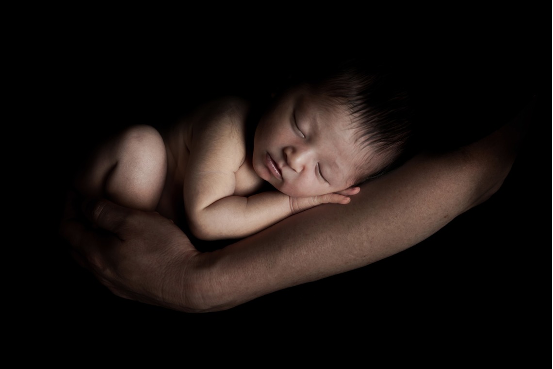 サキヤマ リエが撮影した「ラベンダー系・黒背景・女の子のニューボーンフォト 」の写真