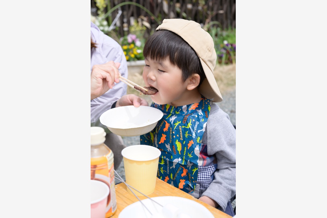 大塚由充が出張撮影した家族写真(キッズ,ベビーフォト)などが写った「屋外バーベキューで楽しむ子供たち風景」の家族写真