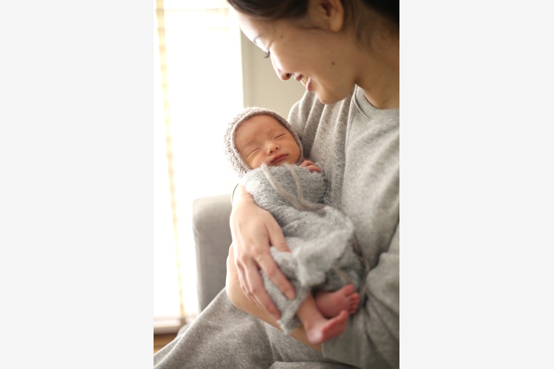 出張撮影HUG TIMEが出張撮影した家族写真(キッズ,ベビーフォト)などが写った「ニューボーンフォト＠ご自宅」の家族写真