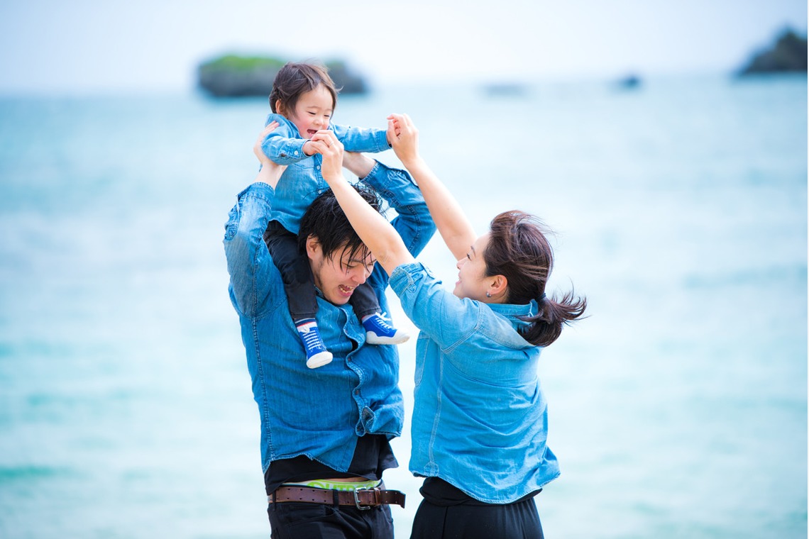 NanoStyleが出張撮影した家族写真(キッズ,ベビーフォト)などが写った「沖縄ファミリーフォト」の家族写真