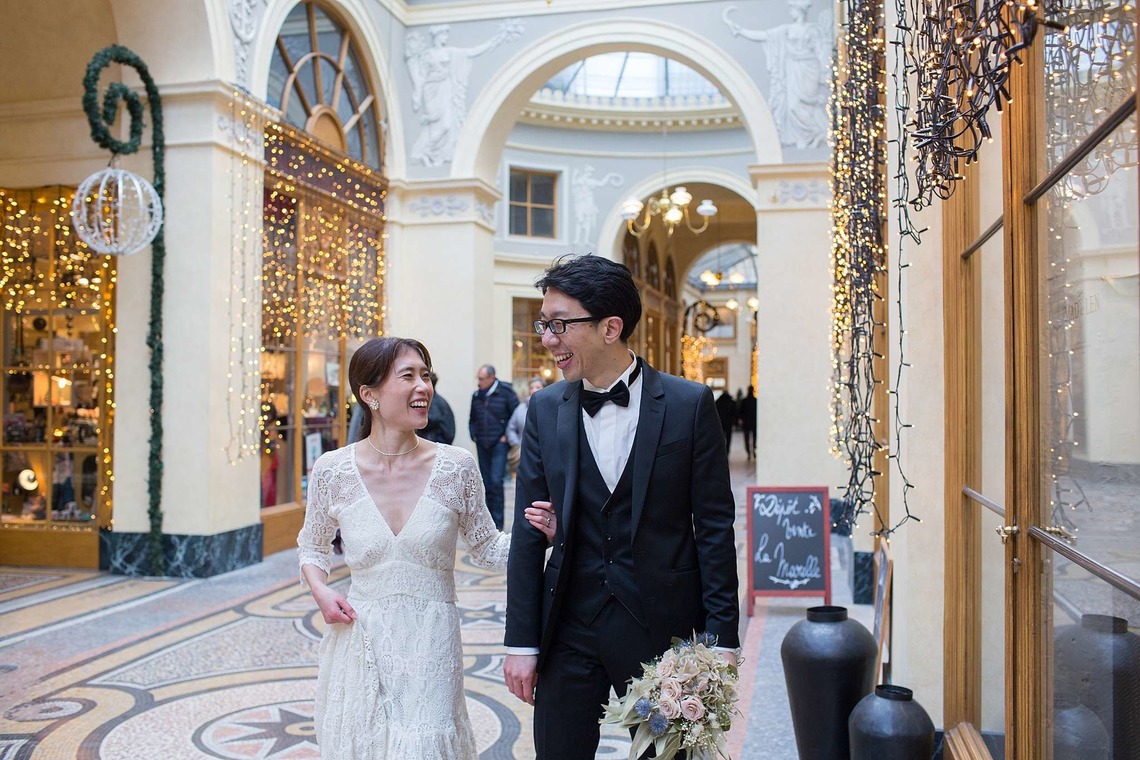 Petite Nao Photographyが撮影した「秋のパリでのフォトウェディング（トロカデロ広場、セーヌ川沿い、ビルアケム橋、バス、オルセー美術館、ルーブル美術館、パレロワイヤル、ギャルリーヴィヴィエンヌ）」の写真