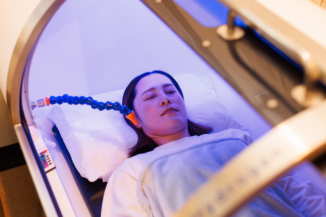 Yusuke Usuiが撮影した「水素カプセル MOPI 内観・人物撮影」の写真