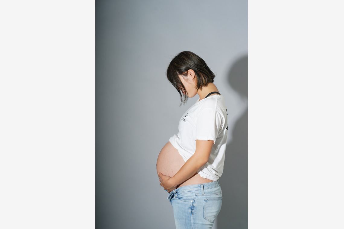 スタジオ　まるが出張撮影した家族写真(キッズ,ベビーフォト)などが写った「スタジオにてマタニティフォト」の家族写真