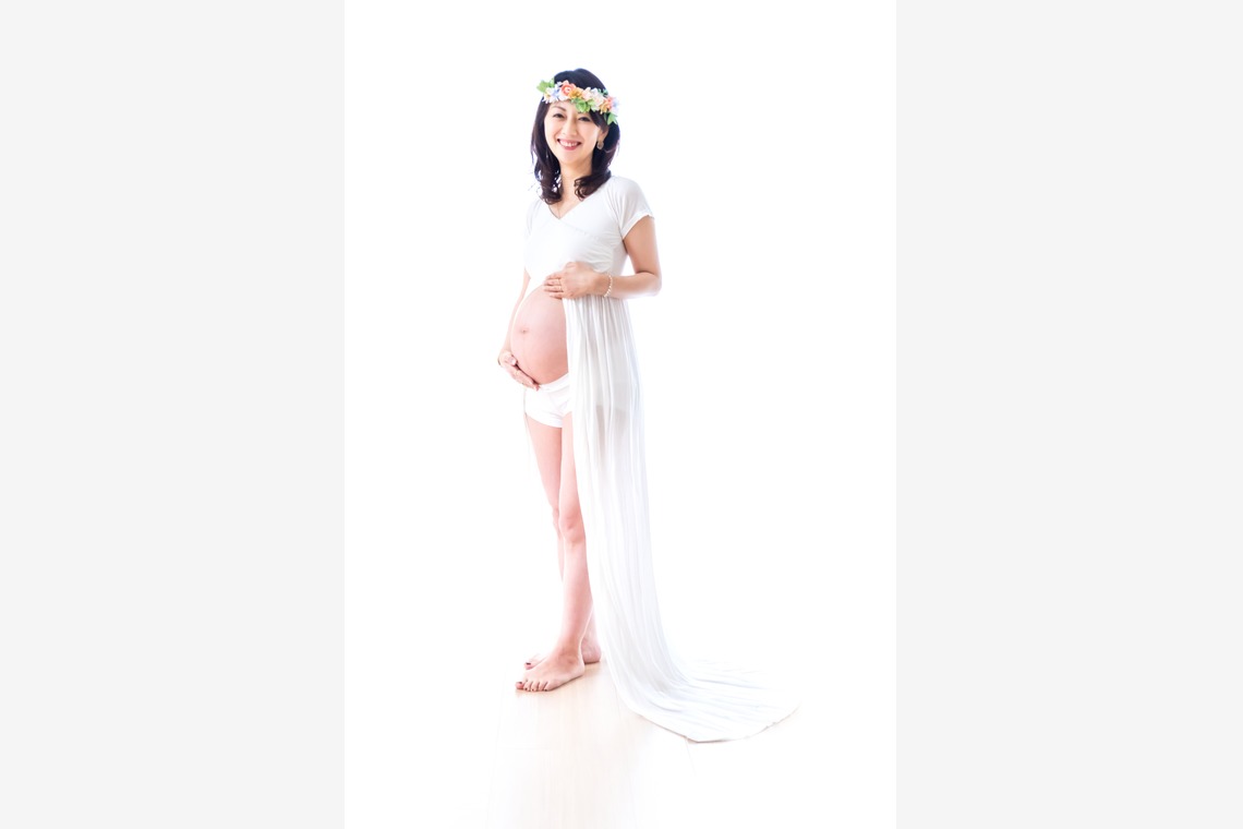 サキヤマ リエが出張撮影した家族写真(キッズ,ベビーフォト)などが写った「ご夫婦でのマタニティフォト・エレガントな雰囲気で」の家族写真