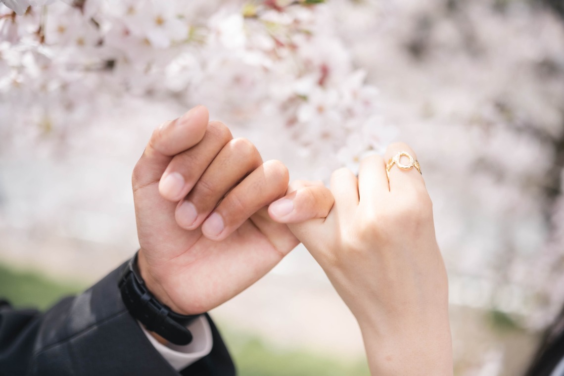Photo of Couple photo in Kyoto with cherry blossoms in full bloom taken by Kanae Suzuki