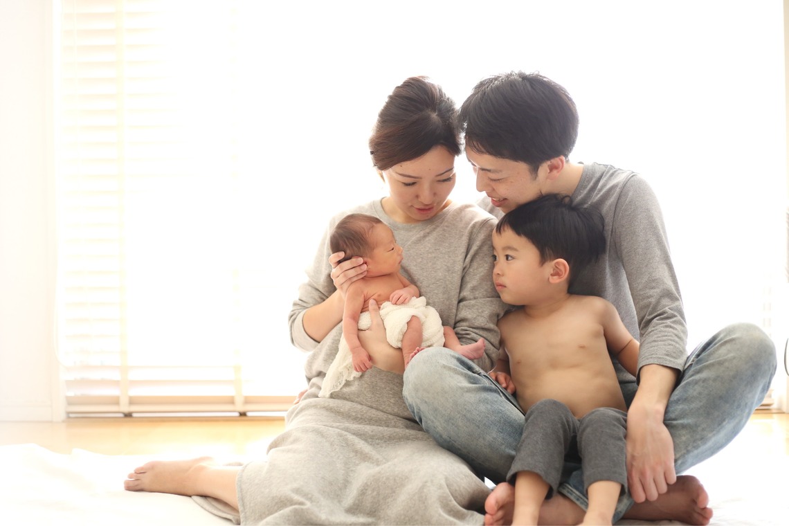 出張撮影HUG TIMEが出張撮影した家族写真(キッズ,ベビーフォト)などが写った「ニューボーンフォト＠ご自宅」の家族写真