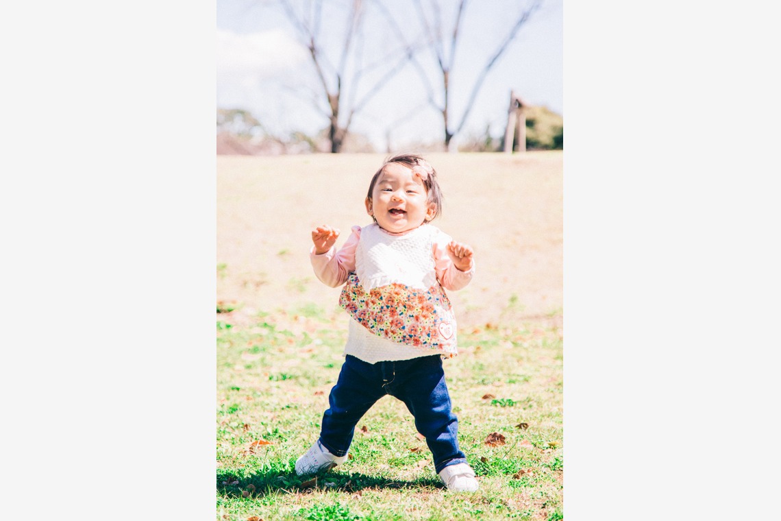 ゆのみふぉとが出張撮影した家族写真(キッズ,ベビーフォト)などが写った「芝生での一コマ」の家族写真