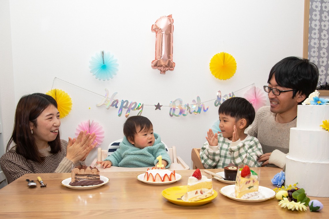岩坪眞一郎が出張撮影した家族写真(キッズ,ベビーフォト)などが写った「一歳の誕生日記念」の家族写真
