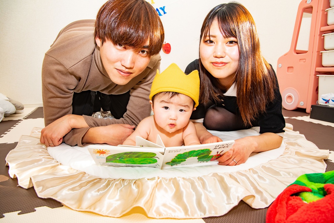 岩坪眞一郎が出張撮影した家族写真(キッズ,ベビーフォト)などが写った「誕生日記念撮影」の家族写真