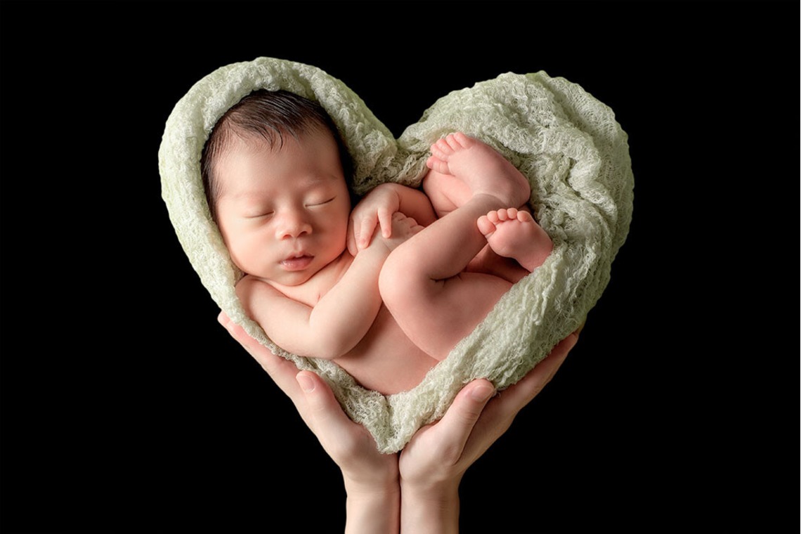 AXiS Photo Servise 藤井靖史が出張撮影した家族写真(キッズ,ベビーフォト)などが写った「ニューボーンフォト」の家族写真