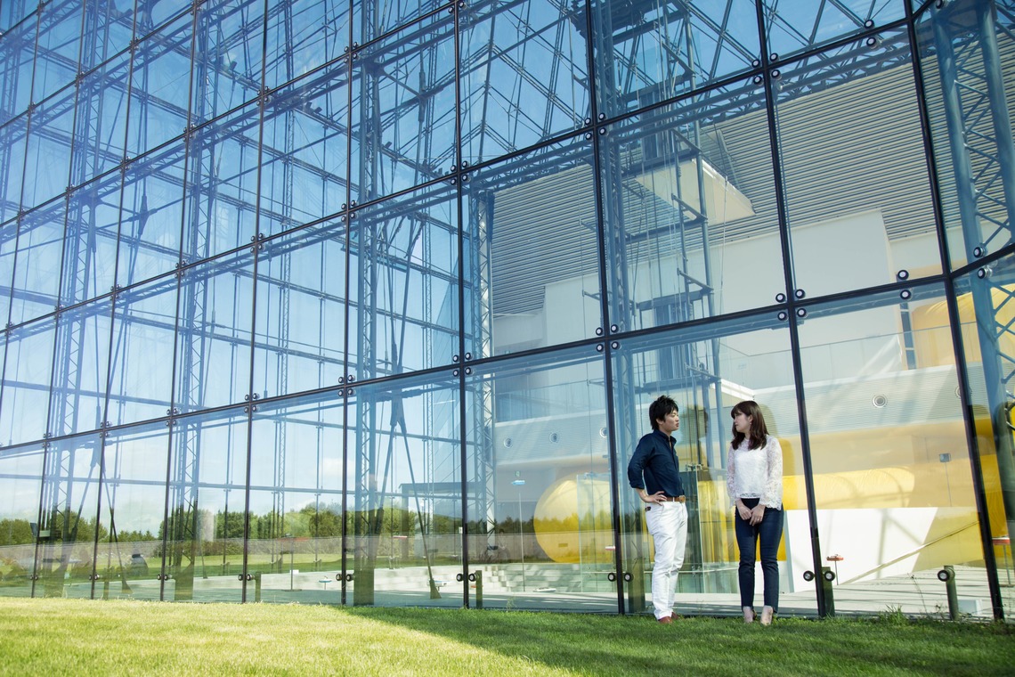 Happy with Photosが出張撮影した家族写真(キッズ,ベビーフォト)などが写った「アニバーサリーフォト(結婚記念日)＠札幌市・モエレ沼公園」の家族写真