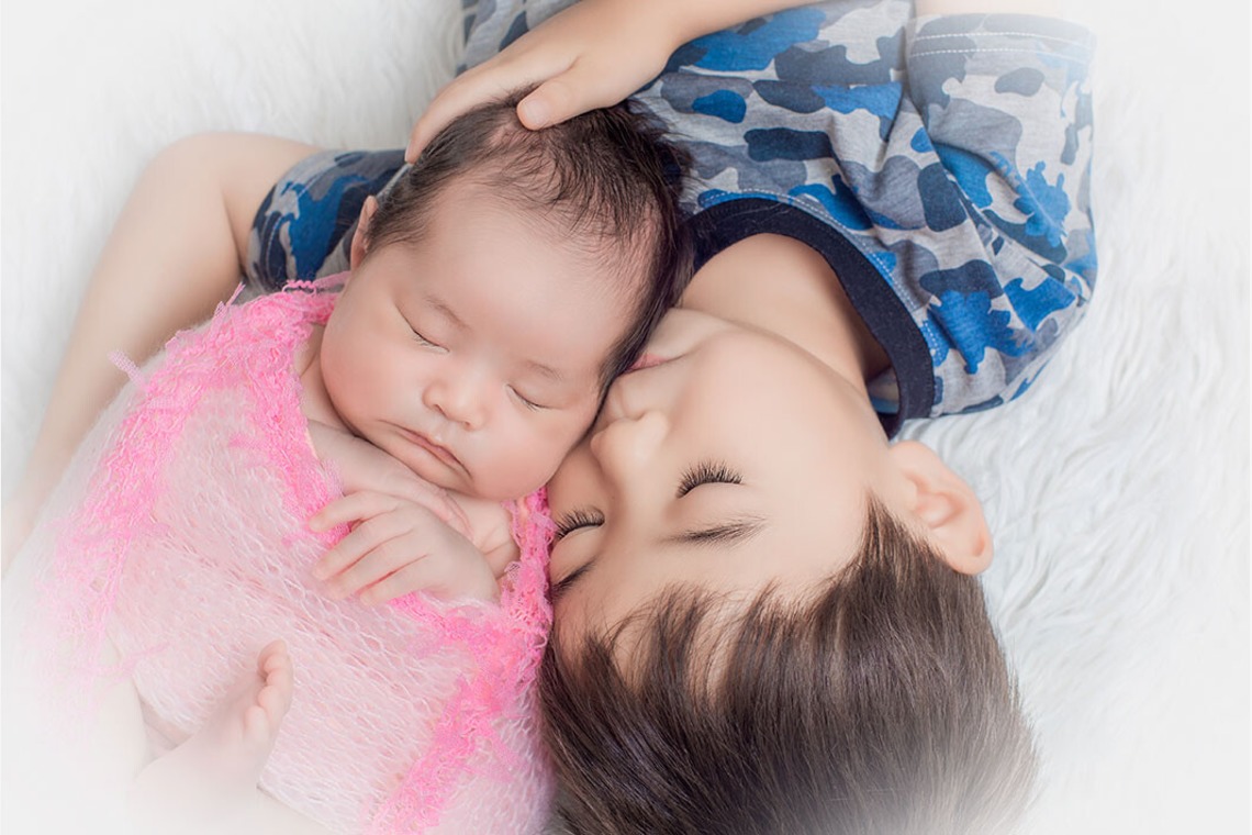 AXiS Photo Servise 藤井靖史が出張撮影した家族写真(キッズ,ベビーフォト)などが写った「ニューボーンフォト」の家族写真