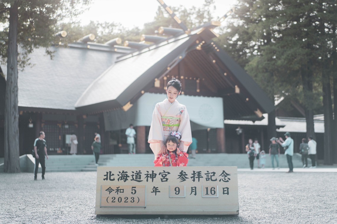 北海道ロケーションフォトウェディング♪が出張撮影した家族写真(キッズ,ベビーフォト)などが写った「七五三ロケーションフォト（お支度から神社撮影まで）」の家族写真