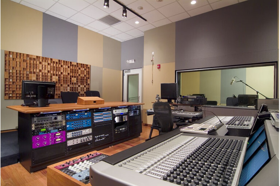 富岡敦が撮影した写真のアルバム「テレビ・ラジオ局」