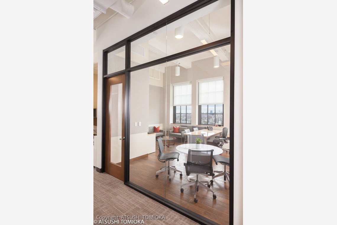 富岡敦が撮影した「ニューヨーク　ラジオ局　撮影」の写真