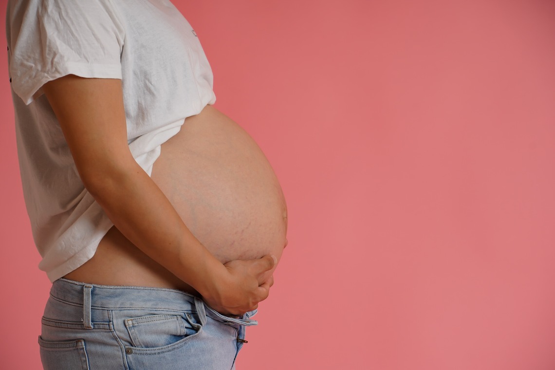 スタジオ　まるが撮影した「スタジオにてマタニティフォト」の写真