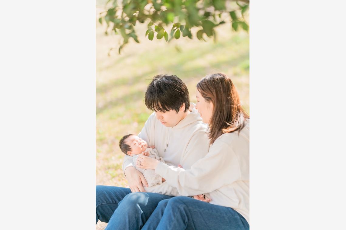 池田廉が出張撮影した家族写真(キッズ,ベビーフォト)などが写った「公園にて」の家族写真