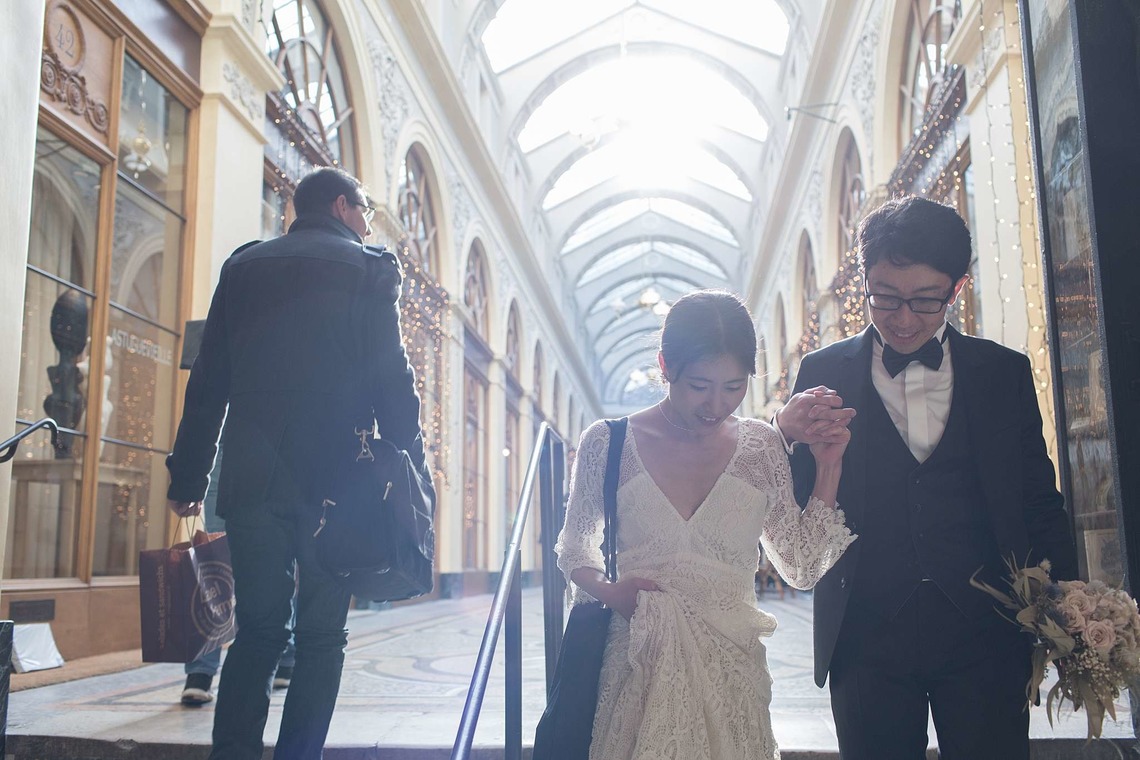 Petite Nao Photographyが撮影した「秋のパリでのフォトウェディング（トロカデロ広場、セーヌ川沿い、ビルアケム橋、バス、オルセー美術館、ルーブル美術館、パレロワイヤル、ギャルリーヴィヴィエンヌ）」の写真