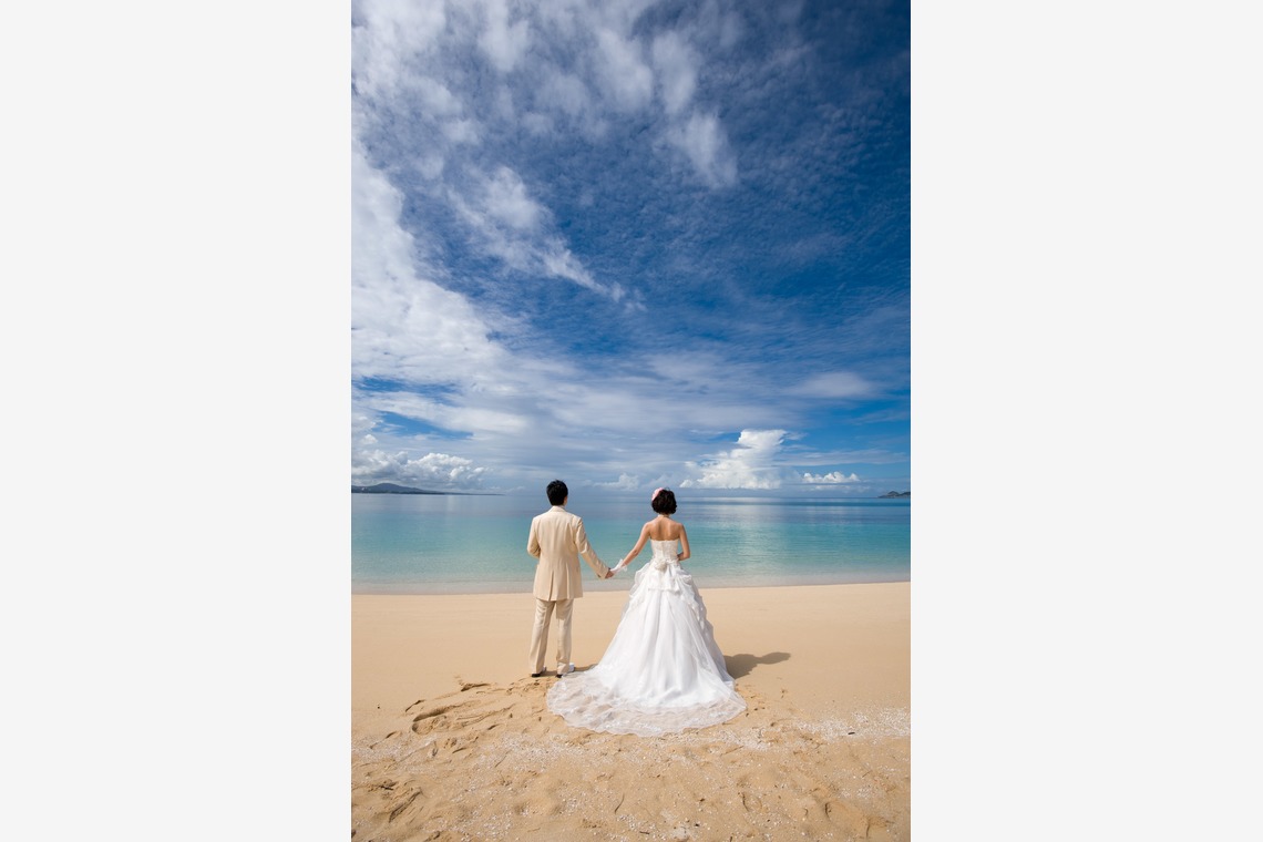 ウエディングラウンジが撮影した「ビーチフォトウェディング」の写真