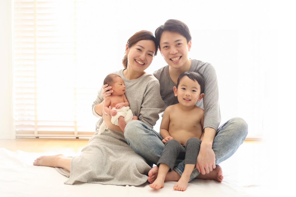 出張撮影HUG TIMEが出張撮影した家族写真(キッズ,ベビーフォト)などが写った「ニューボーンフォト＠ご自宅」の家族写真