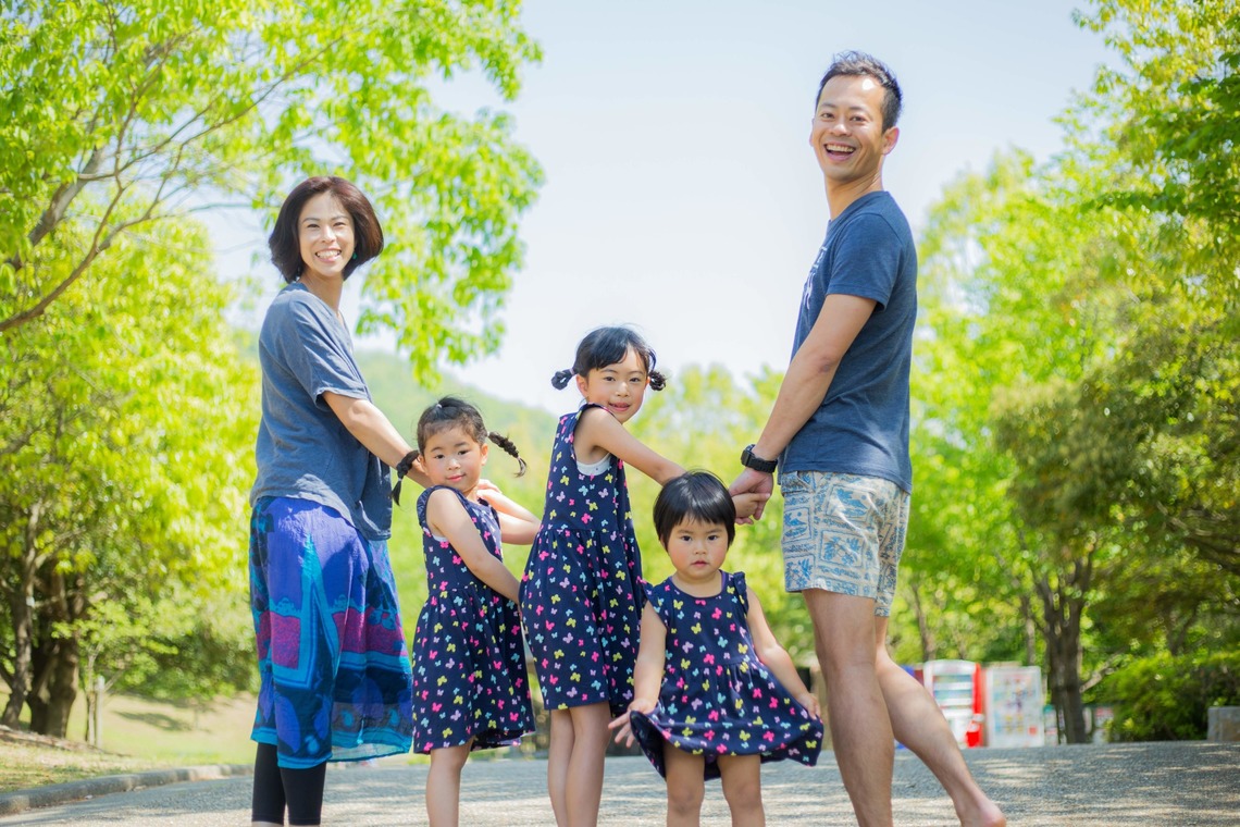 フォスタムが出張撮影した家族写真(キッズ,ベビーフォト)などが写った「春の公園で家族フォト」の家族写真