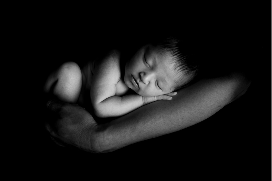 サキヤマ リエが撮影した写真のアルバム「ラベンダー系・黒背景・女の子のニューボーンフォト 」