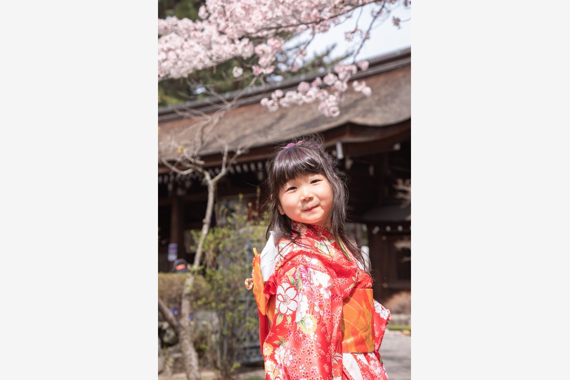 スマイルグローバルフォトが出張撮影した家族写真(キッズ,ベビーフォト)などが写った「桜の七五三」の家族写真