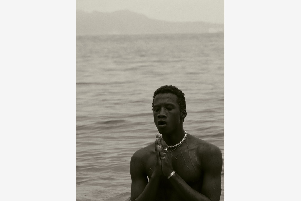 エレーナが撮影した写真のアルバム「信憑性＆真実」