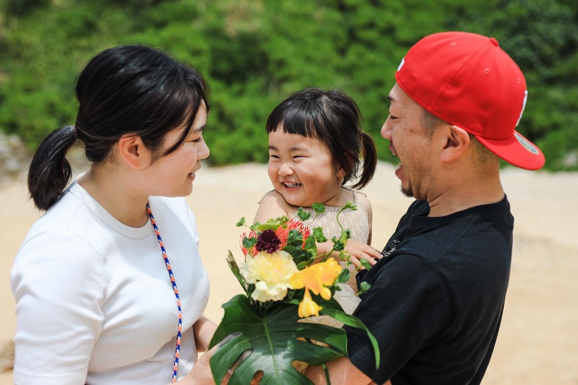 ポートレート沖縄が出張撮影した家族写真(キッズ,ベビーフォト)などが写った「天真爛漫な女の子３歳の誕生日」の家族写真