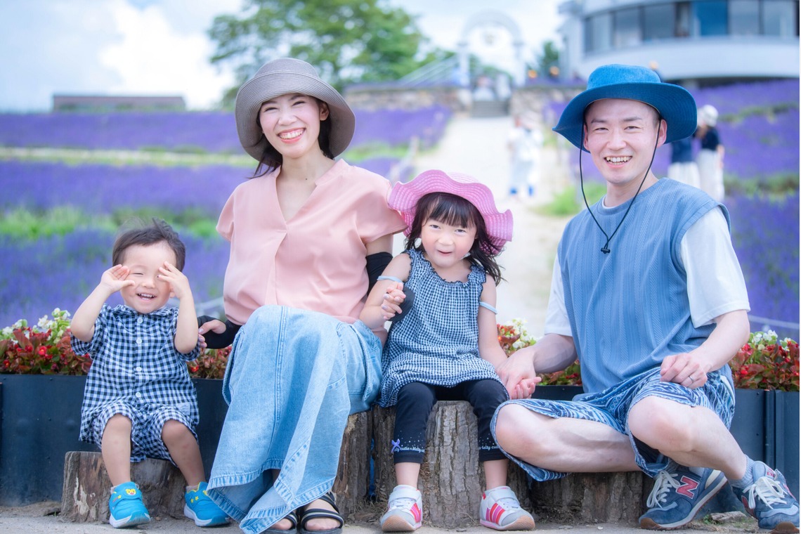 北海道ロケーションフォトウェディング♪が撮影した写真のアルバム「富良野ラベンダー畑でファミリー旅行記念撮影」