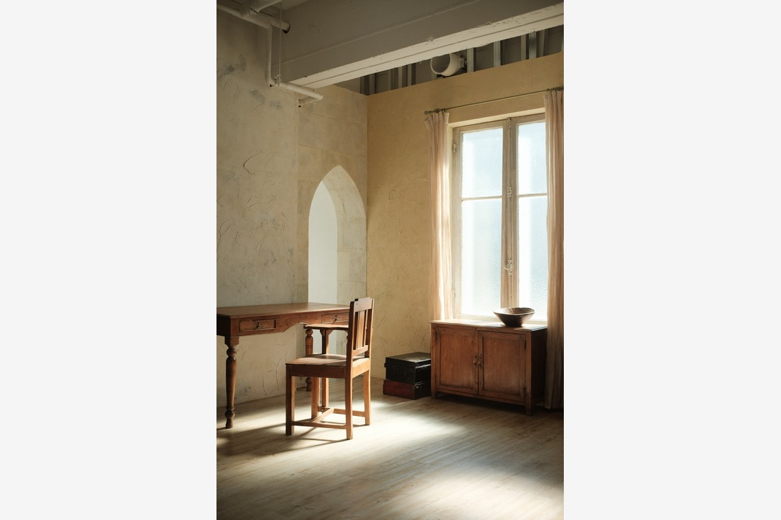 SEE LIKE PHOTOが撮影した「インテリア　雑貨　アンティーク　自然光　ラグジュアリー」の写真