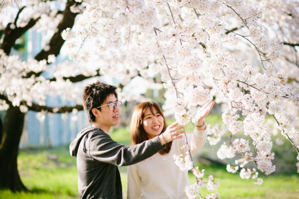タカラモノ.foto　群馬の出張撮影カメラマンが撮影した「桜エンゲージメントフォト at　群馬県前橋市」の写真