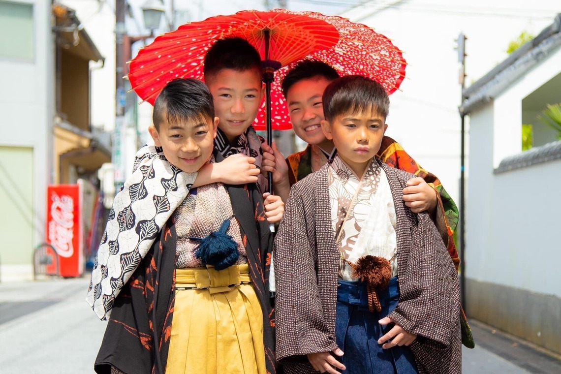 中井企画が出張撮影した家族写真(キッズ,ベビーフォト)などが写った「ハーフ成人式」の家族写真