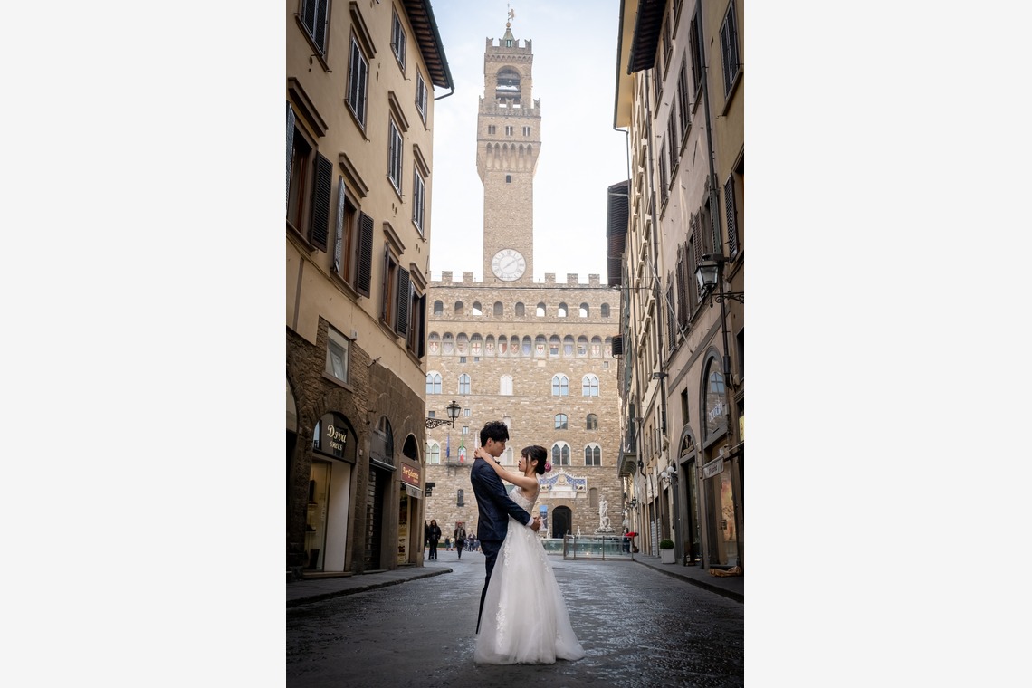 Album of the Honeymoon Photo Shoot taken by MOMO - Florence wedding location photo