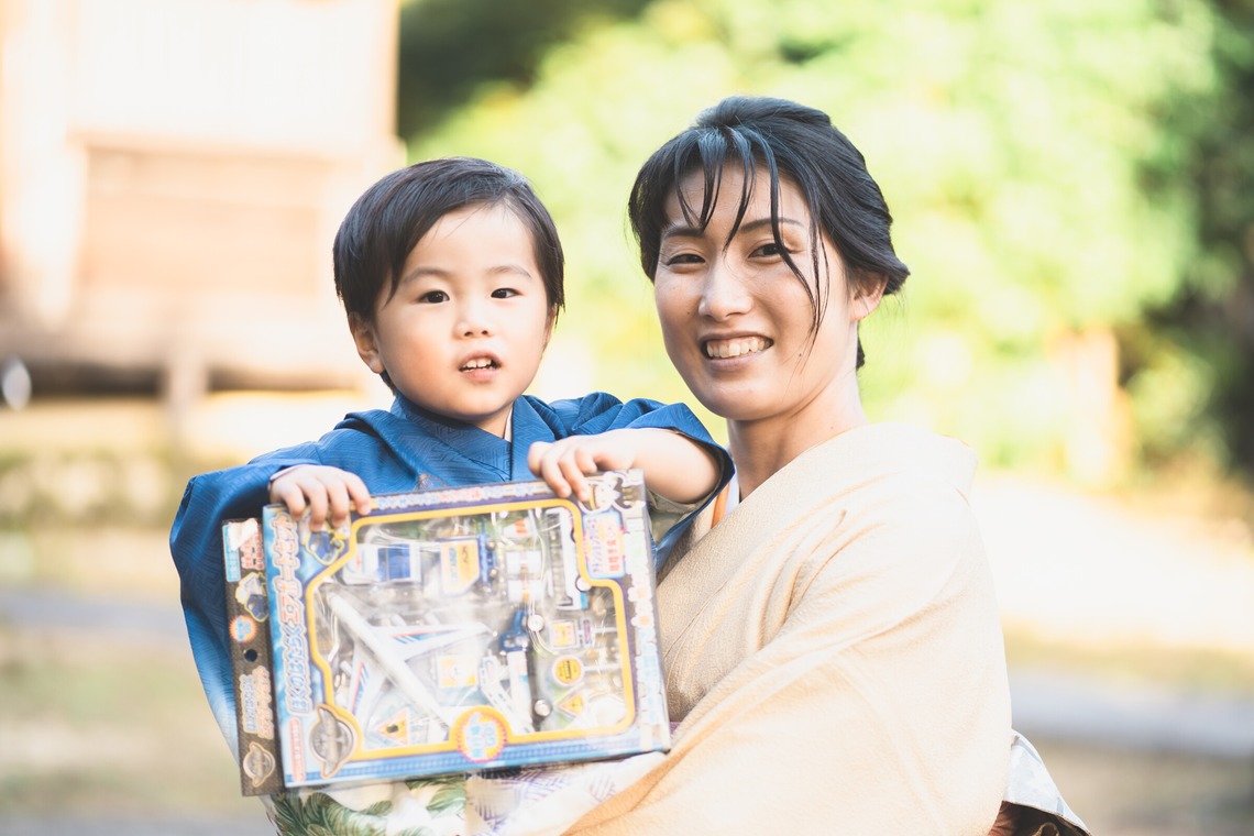 しるし寫眞館が出張撮影した家族写真(キッズ,ベビーフォト)などが写った「7歳3歳姉弟七五三」の家族写真