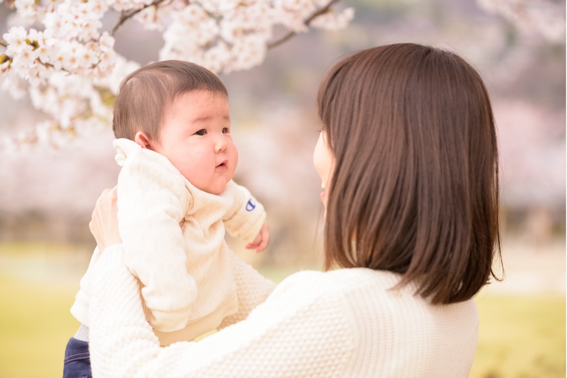 Lightgraphyが撮影した「桜の下の親子フォト」の写真