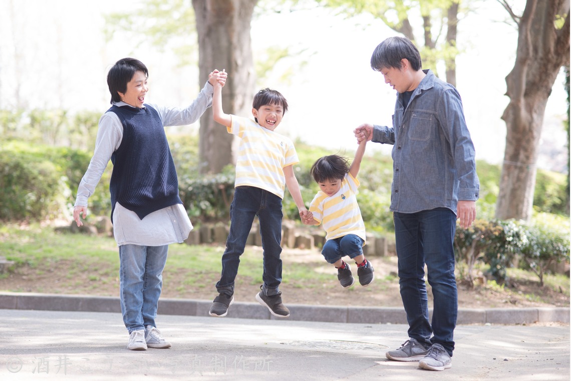 酒井こうへい写真製作所が撮影した「公園でファミリーフォト」の写真