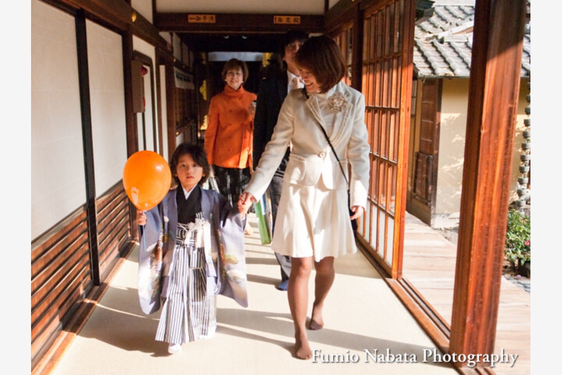 名畑文巨写真事務所が出張撮影した家族写真(キッズ,ベビーフォト)などが写った「出張撮影七五三・お宮詣り」の家族写真