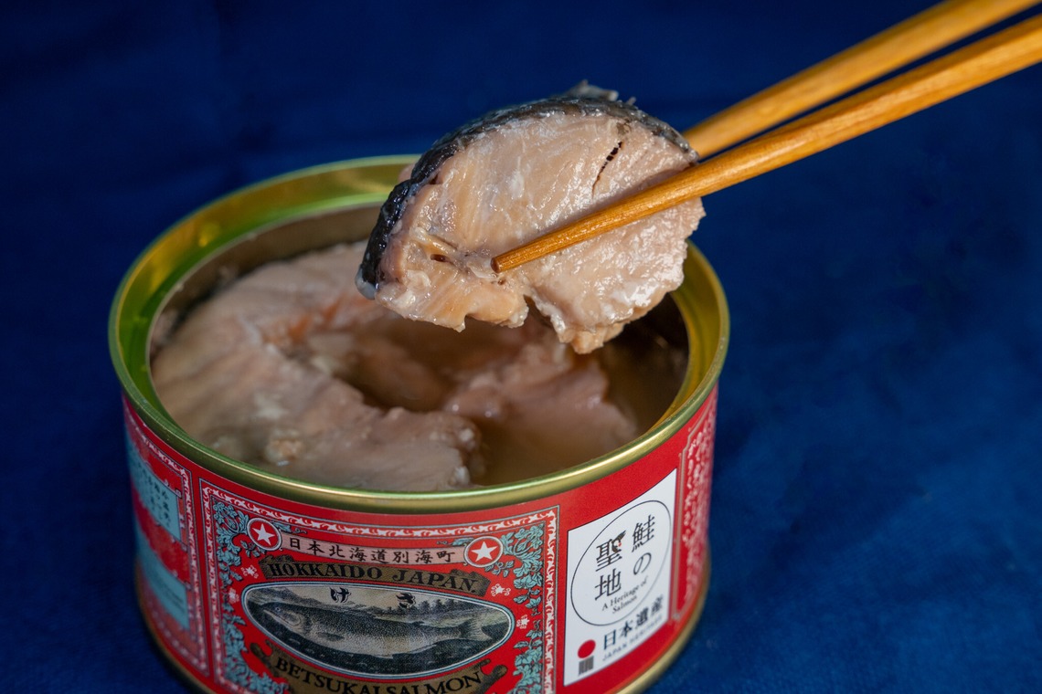 Yファクトリーが撮影した「開拓使別海さけ缶詰」の写真