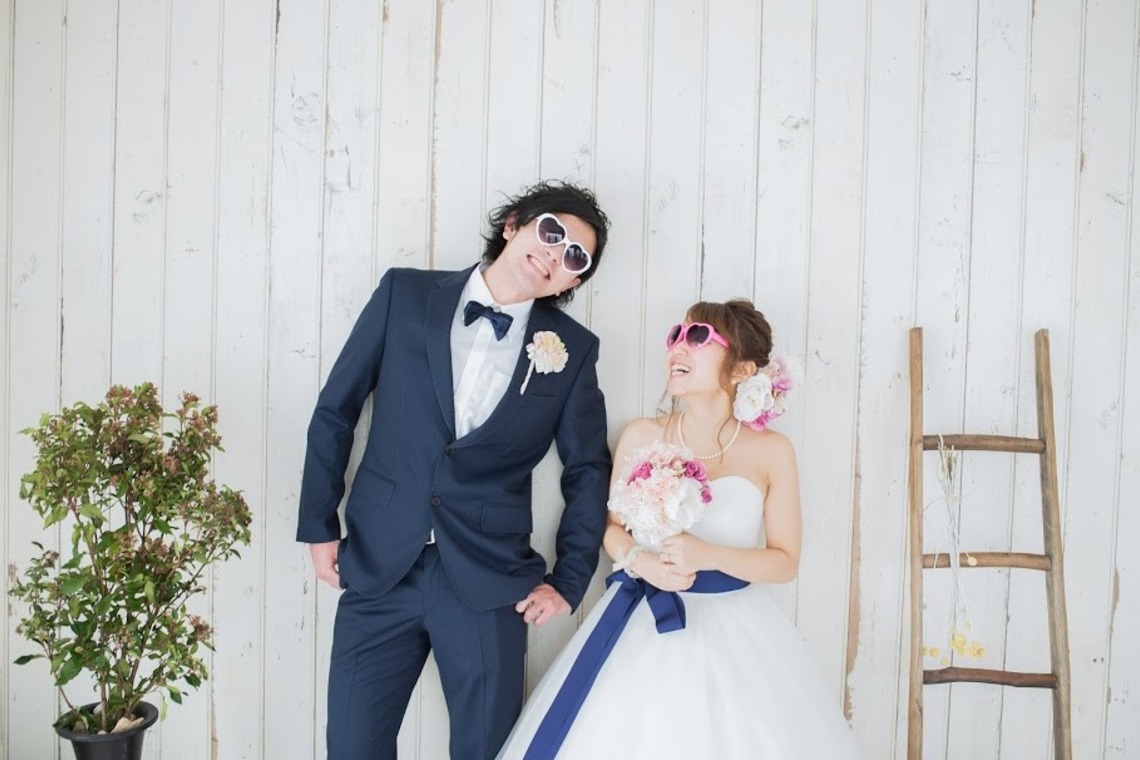 sweet studio shot of bride and groom in Kyoto — Photo by Gentoku Katakura 片倉写真事務所 
