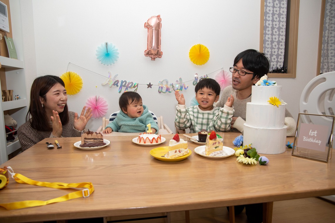 岩坪眞一郎が撮影した家族写真の出張撮影のアルバム「一歳の誕生日記念」