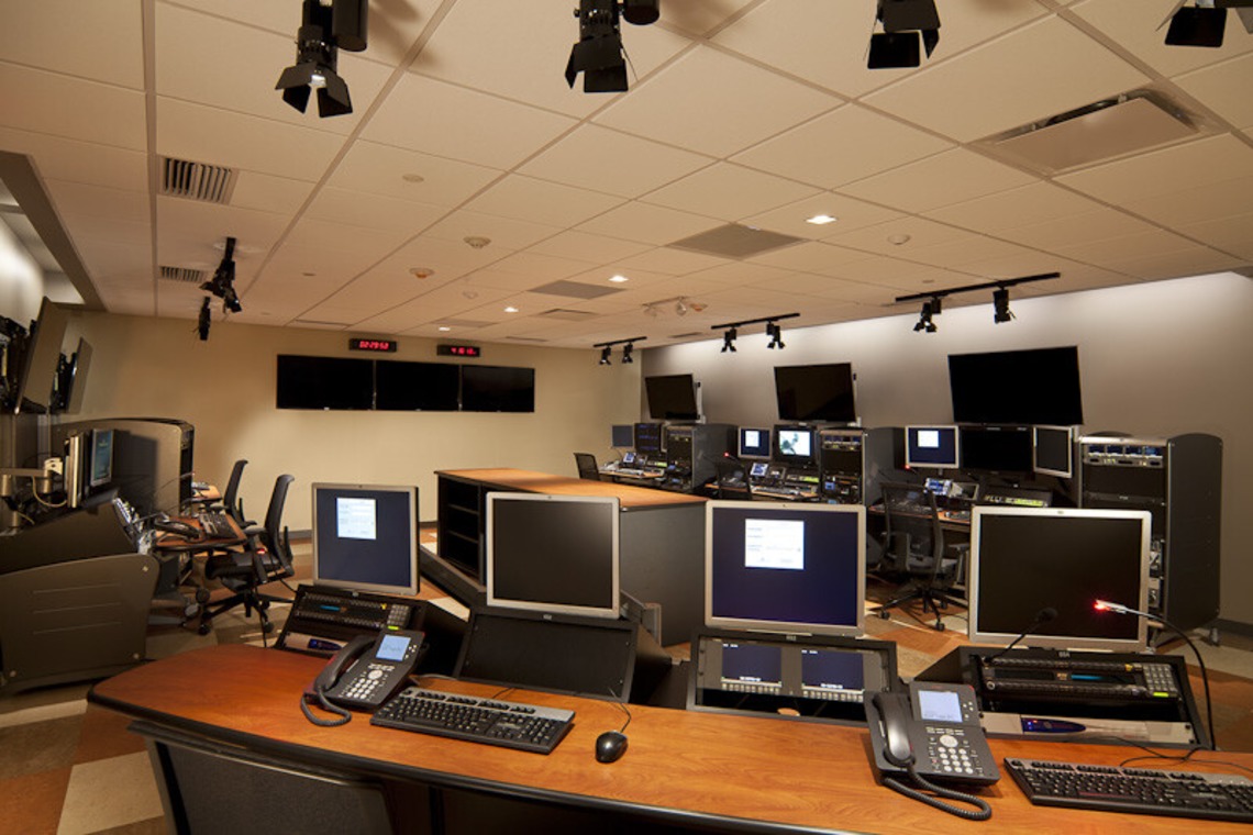 富岡敦が撮影した写真のアルバム「テレビ・ラジオ局」