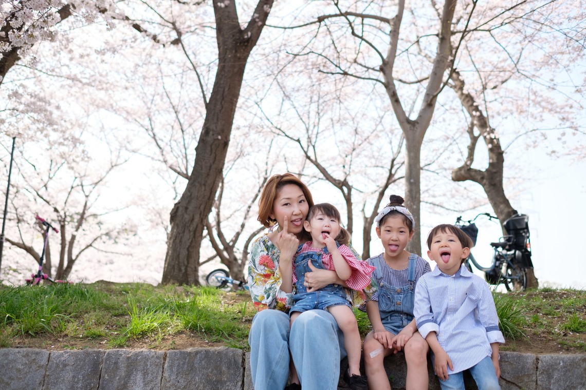高野和希が撮影した「桜での家族フォト」の写真