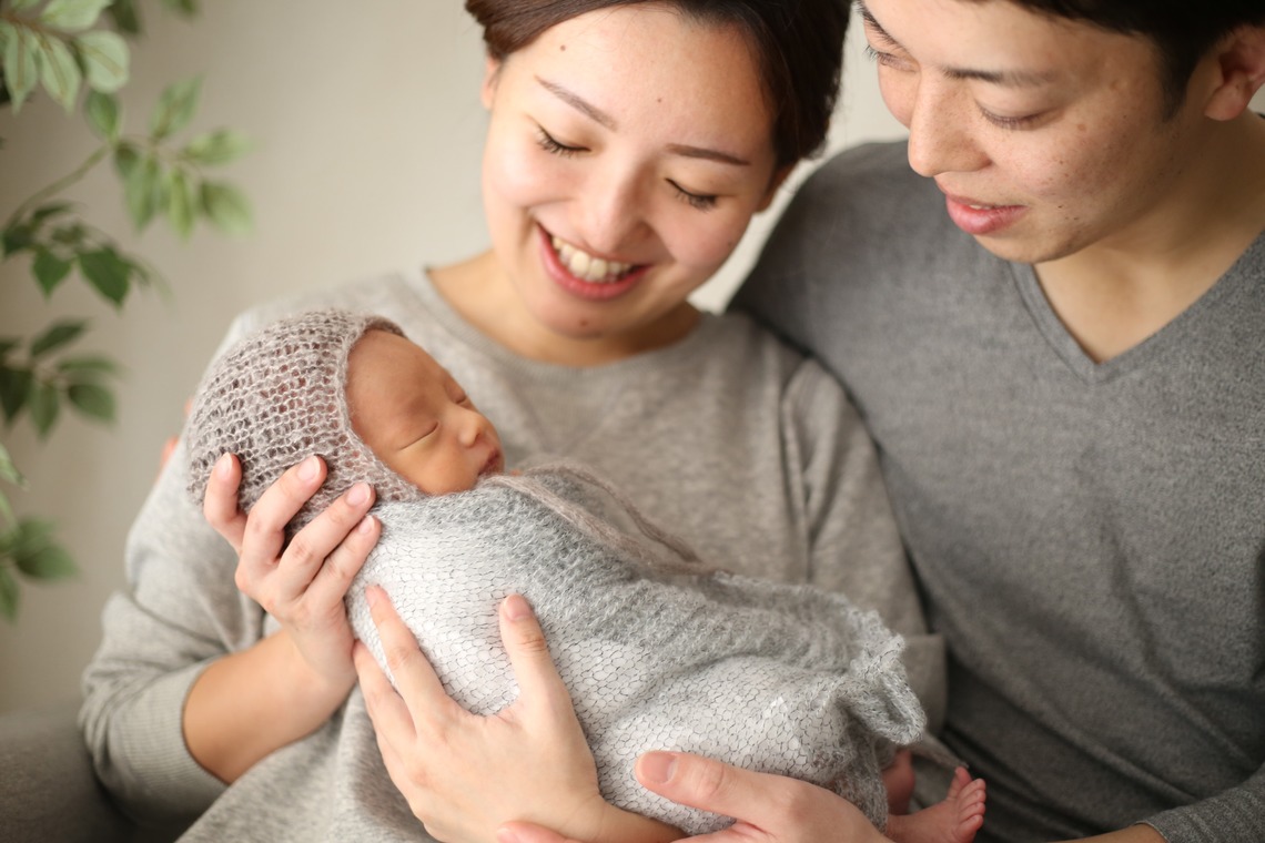 出張撮影HUG TIMEが出張撮影した家族写真(キッズ,ベビーフォト)などが写った「ニューボーンフォト＠ご自宅」の家族写真
