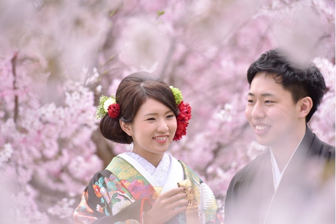 Photo of Pre Weddingphotoshoot in Nara park in the cherry blossom season for foreigners. taken by Kiki photo works