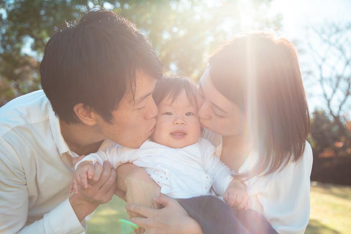 ゆのみふぉとが出張撮影した家族写真(キッズ,ベビーフォト)などが写った「芝生での一コマ」の家族写真