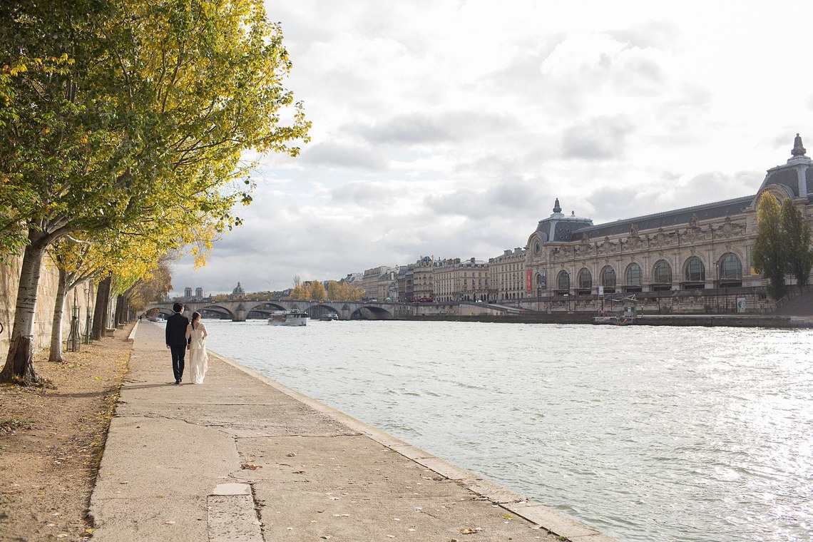 Petite Nao Photographyが撮影した「秋のパリでのフォトウェディング（トロカデロ広場、セーヌ川沿い、ビルアケム橋、バス、オルセー美術館、ルーブル美術館、パレロワイヤル、ギャルリーヴィヴィエンヌ）」の写真
