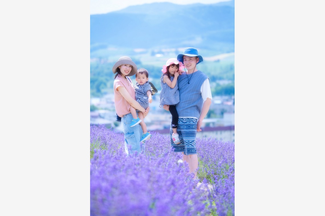 北海道ロケーションフォトウェディング♪が撮影した写真のアルバム「富良野ラベンダー畑でファミリー旅行記念撮影」